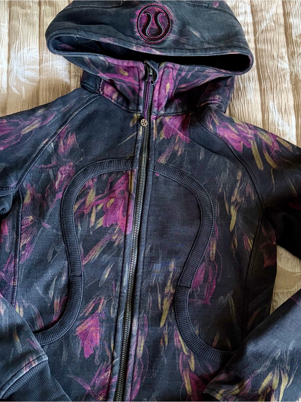 Lululemon Midnight Iris Floral Scuba Hoodie Sz 2/4 HTF Yoga Running Thumb Holes - Picture 7 of 10